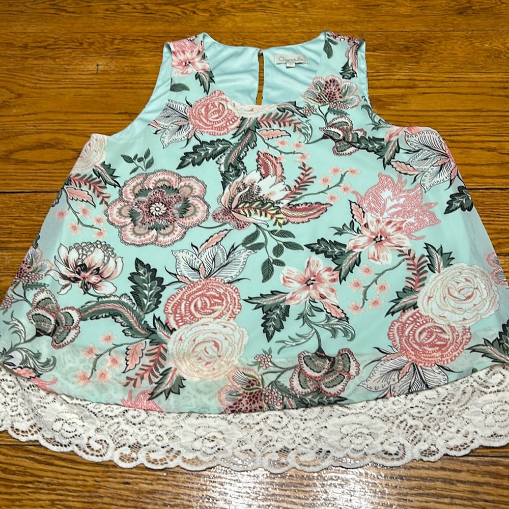 Chenault floral sleeveless top with lace detail at hem. Size Medium.